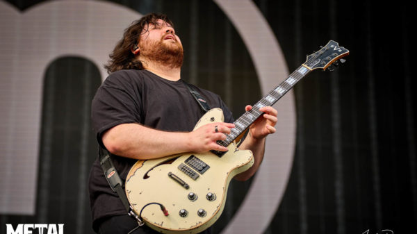 A photo of Wolfgang Van Halen playing guitar